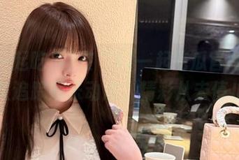在“17一起吃瓜官网”上永久追踪娱乐动态，精彩从未停止！