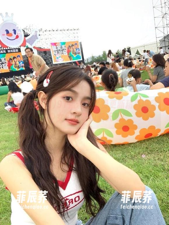 91黑料网免费更新精彩内容，少女们的吃瓜新天地！